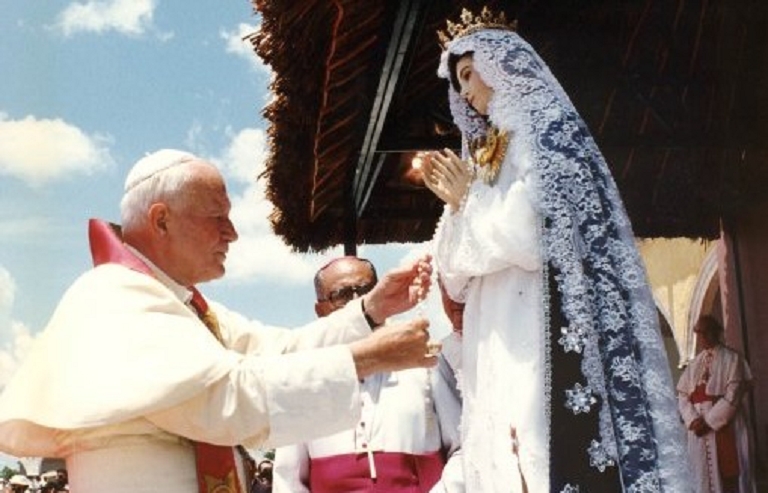 El Papa Juan Pablo II bendice la imagen de la Virgen de Izamal en 1993 El Papa Juan Pablo II bendice la imagen de la Virgen de Izamal en 1993