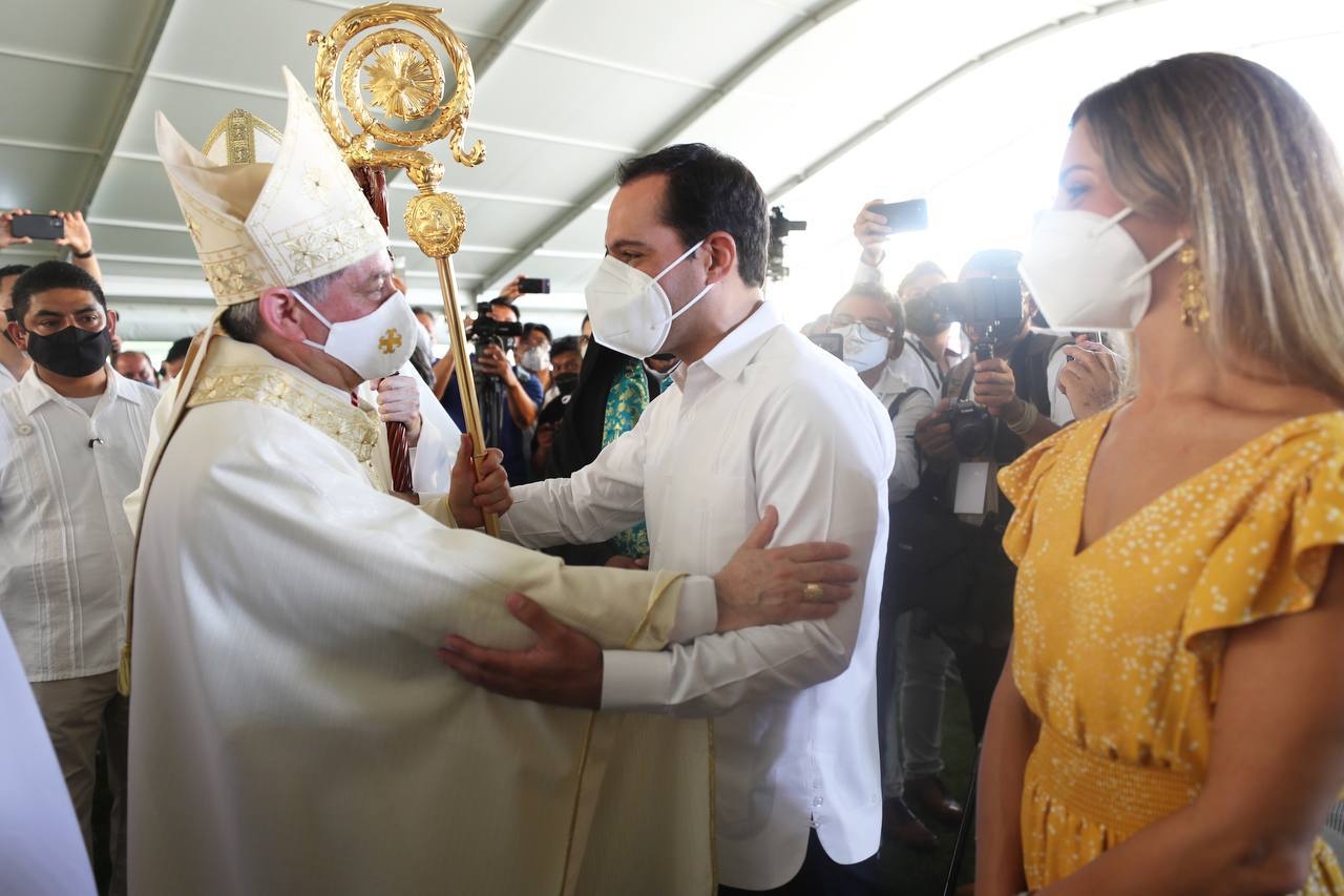 Mauricio Vila asiste a la ordenación episcopal de monseñor Fermín Sosa en Izamal