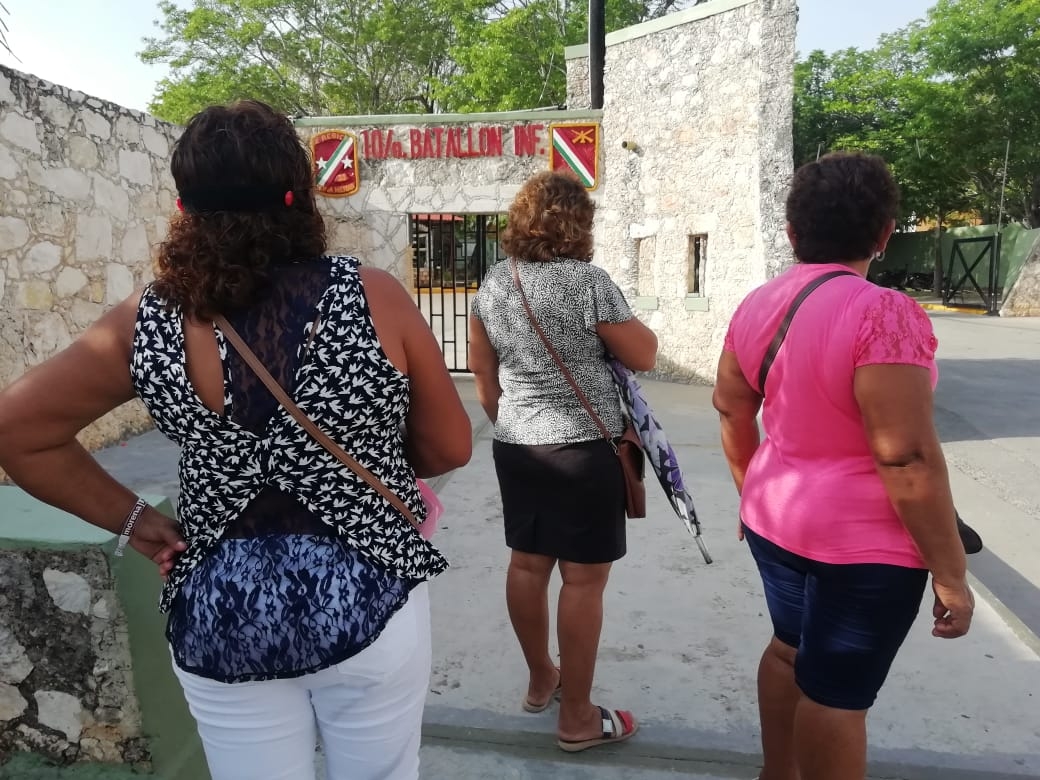 Desde temprano, de forma intermitente, empezaron a llegar a las instalaciones una veintena de personas para supuestamente recibir su inyección Desde temprano, de forma intermitente, empezaron a llegar a las instalaciones una veintena de personas para supuestamente recibir su inyección