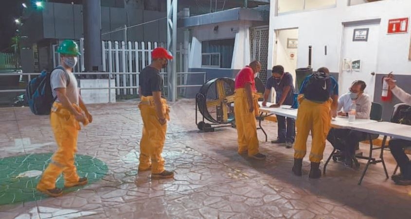 La vacunación estuvo a cargo de personal de Pemex