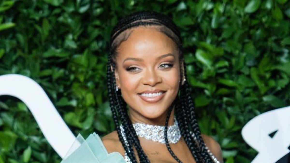 Una imagen confirmó el embarazo de Rihanna mientras caminaba por las calles de Harlem, en Nueva York, así lo reveló Daily Mail