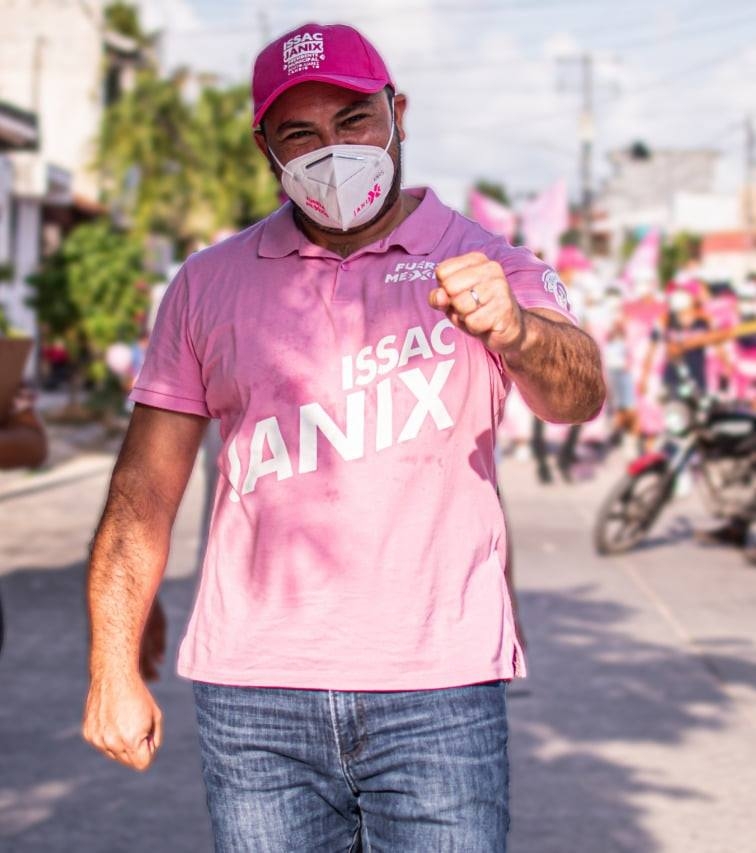 Isaac Janix es abanderado del partido Fuerza por México en Cancún