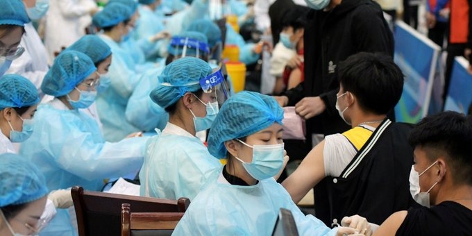 China se está enfrentando a nuevos brotes de COVID-19 en una docena de regiones que reciben muchos turistas