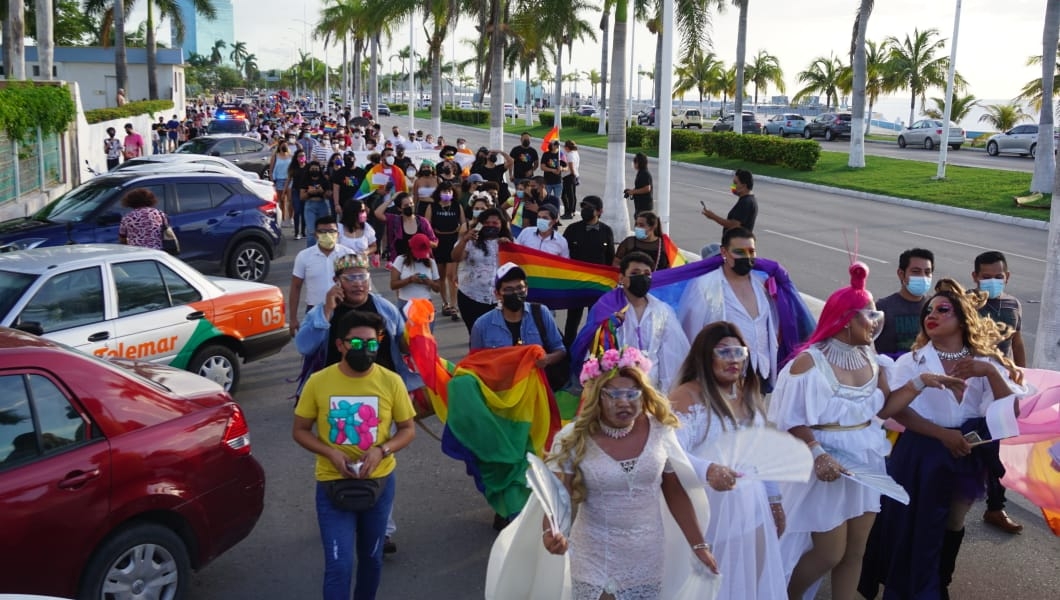 En el malecón de la ciudad se vivió un ambiente de fiesta con banderas representativas y carteles En el malecón de la ciudad se vivió un ambiente de fiesta con banderas representativas y carteles