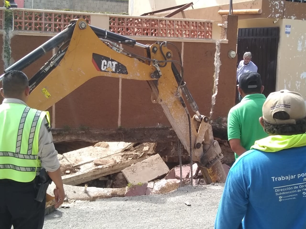 La maquinaria abrió parte de la calle 110 con 59 G para realizar los trabajos La maquinaria abrió parte de la calle 110 con 59 G para realizar los trabajos