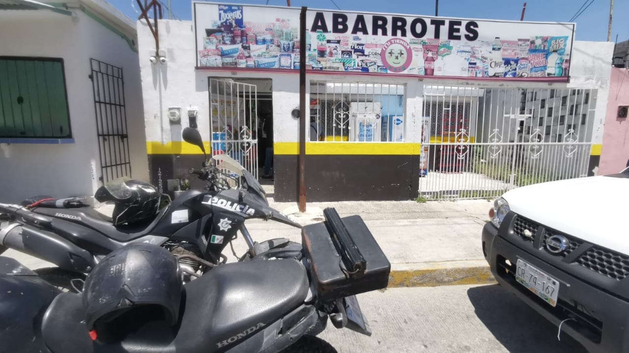 Uno de los delincuentes obligó al supervisor a bajar del vehículo mientras le exigía la entregara el dinero Uno de los delincuentes obligó al supervisor a bajar del vehículo mientras le exigía la entregara el dinero