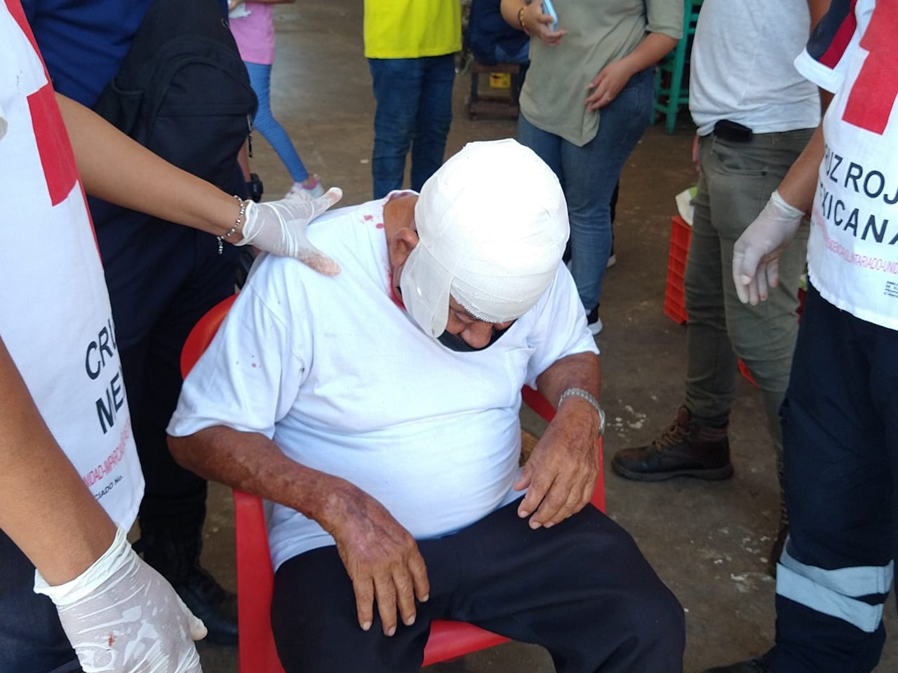 Adulto mayor cae al suelo tras resbalar fuera del mercado principal de Ciudad del Carmen