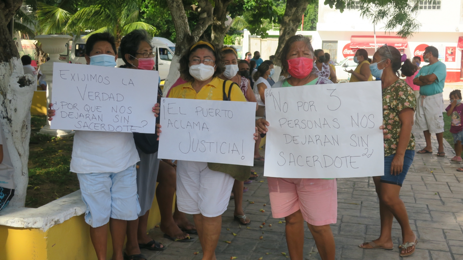 Pobladores se reunieron frente a la iglesia para exigir a las autoridades eclesiásticas que no se remueva al padre Pobladores se reunieron frente a la iglesia para exigir a las autoridades eclesiásticas que no se remueva al padre