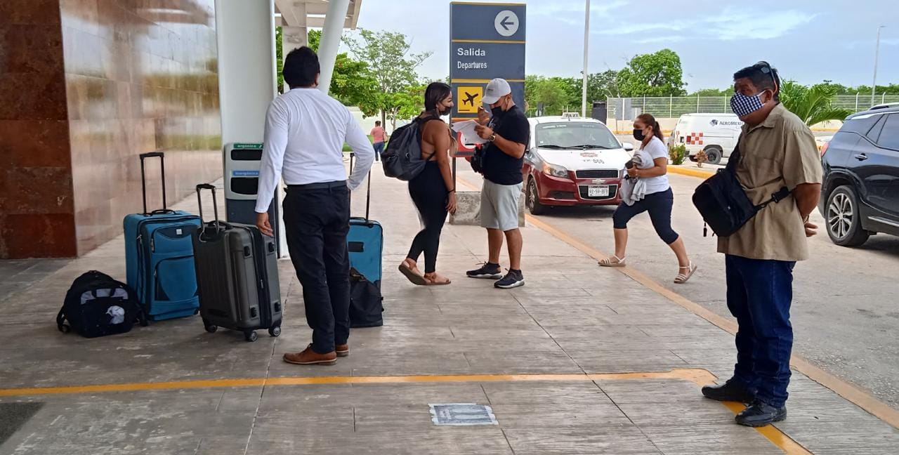La familia llegó tarde a la terminal aérea, por lo que no pudieron abordar el avión