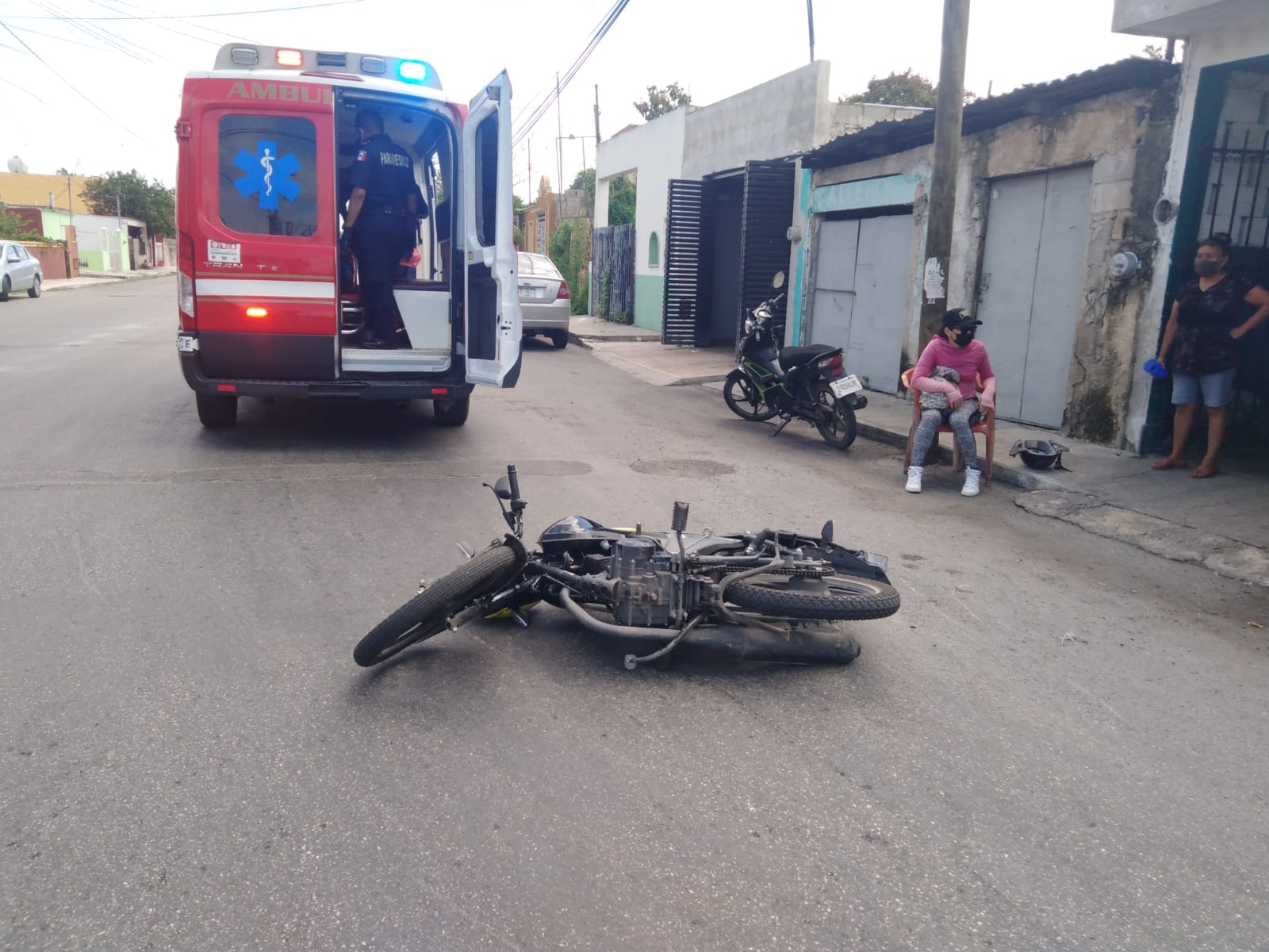 Una mujer sufrió una crisis nerviosa y un conductor resultó lesionado Una mujer sufrió una crisis nerviosa y un conductor resultó lesionado