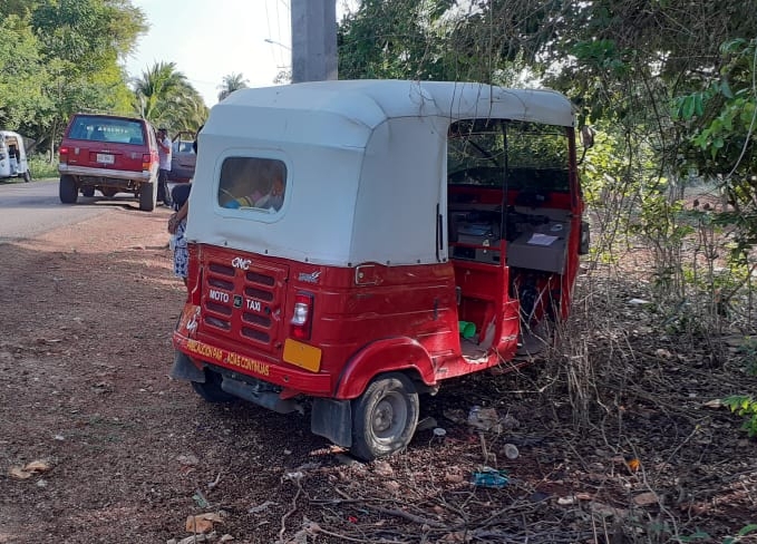 Conductor ebrio choca contra mototaxi cerca del Naranjal en José María Morelos