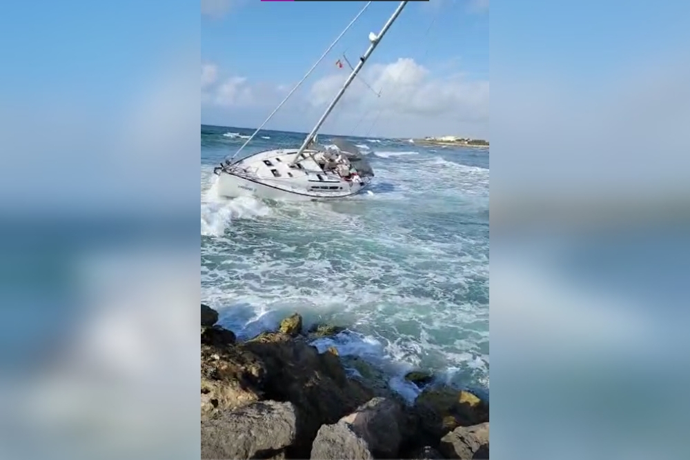 Yate encalla en las costas de Puerto Aventuras, Quintana Roo: VIDEO