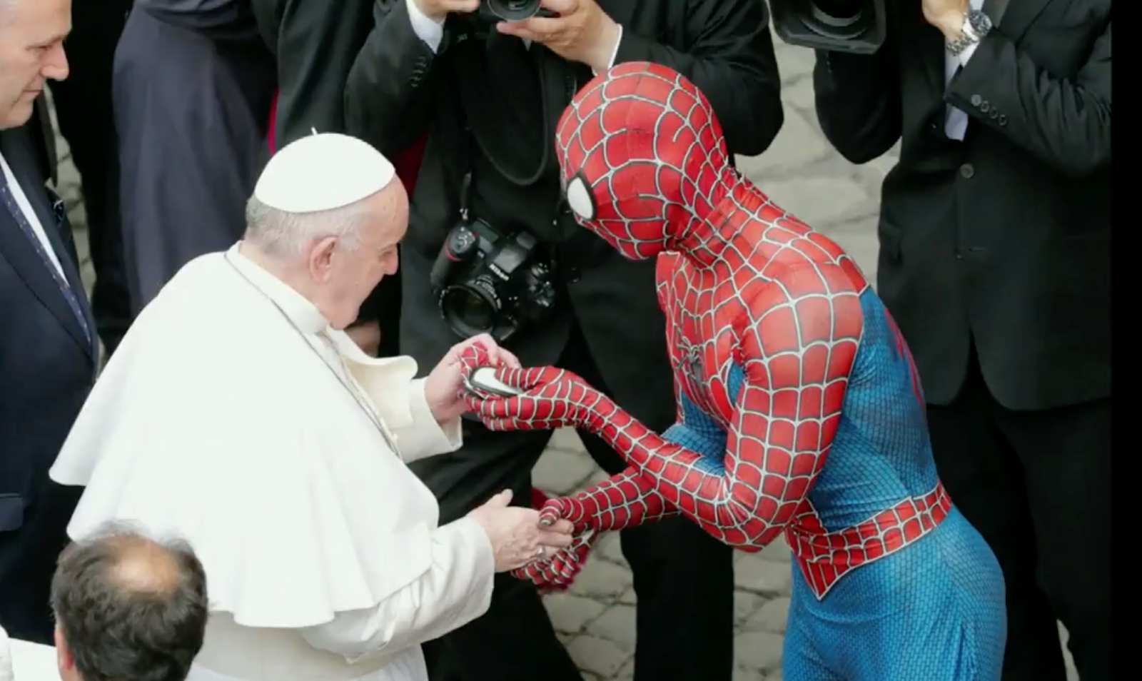 Spiderman entregando al Papa Francisco una máscara de Spiderman Spiderman entregando al Papa Francisco una máscara de Spiderman