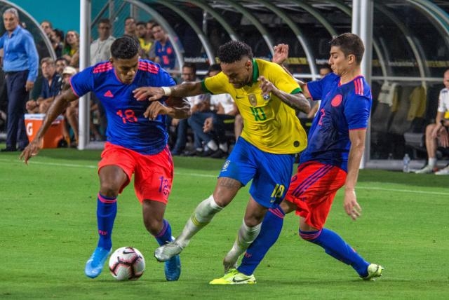 Brasil marcha como líder del grupo B con 6 puntos y detrás le sigue Colombia con 4 puntos Brasil marcha como líder del grupo B con 6 puntos y detrás le sigue Colombia con 4 puntos