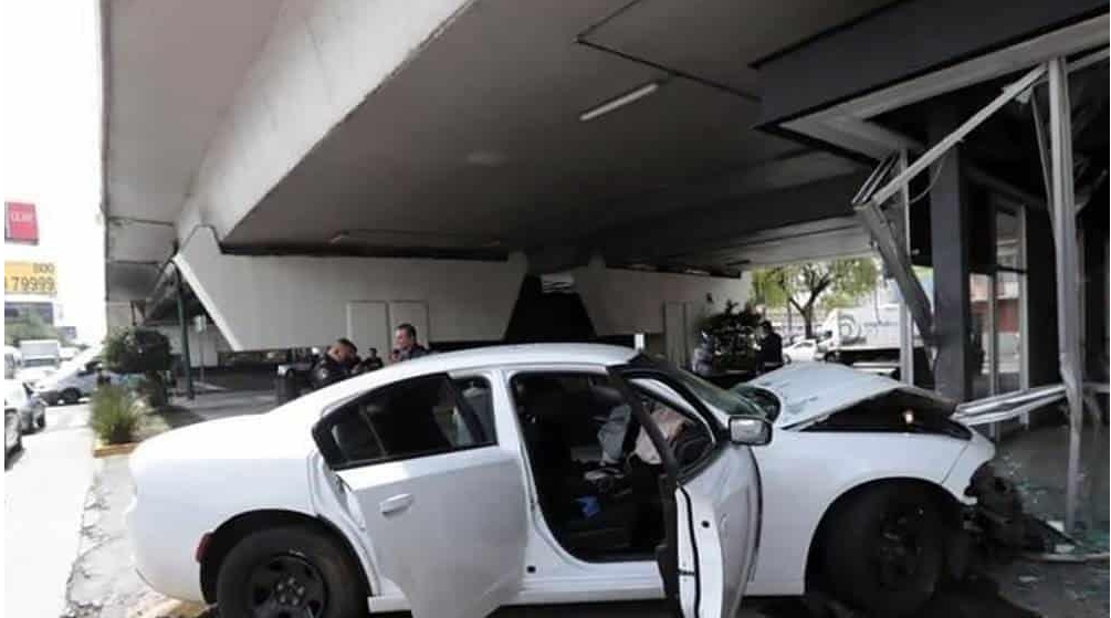 Policías de CDMX se impactan en un local vacío durante una persecución Policías de CDMX se impactan en un local vacío durante una persecución