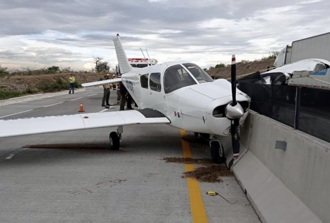 La avioneta aterrizó obstruyendo los carriles de alta velocidad reduciendo el flujo vial