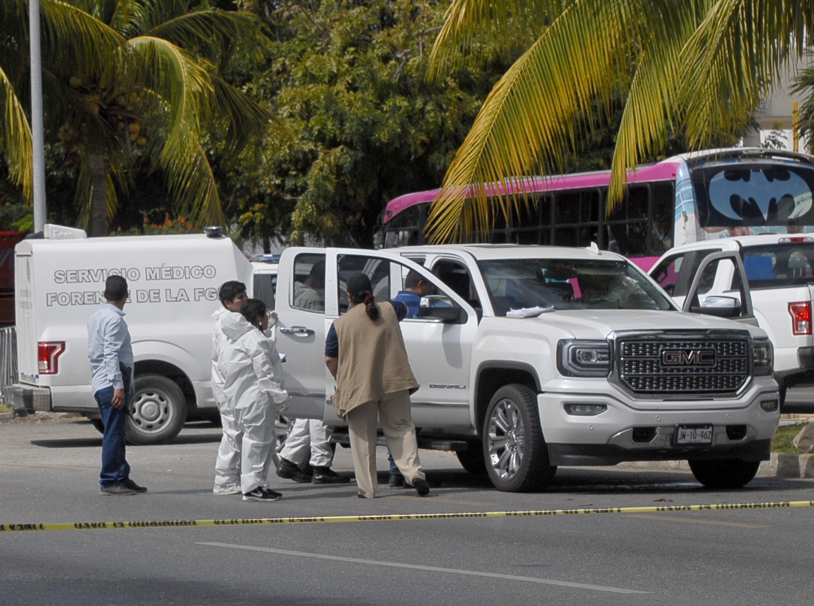 A plena luz del día, y en la Zona Hotelera de Cancún, ocurrió un doble asesinato en Playa Tortugas, a la vista del turismo A plena luz del día, y en la Zona Hotelera de Cancún, ocurrió un doble asesinato en Playa Tortugas, a la vista del turismo