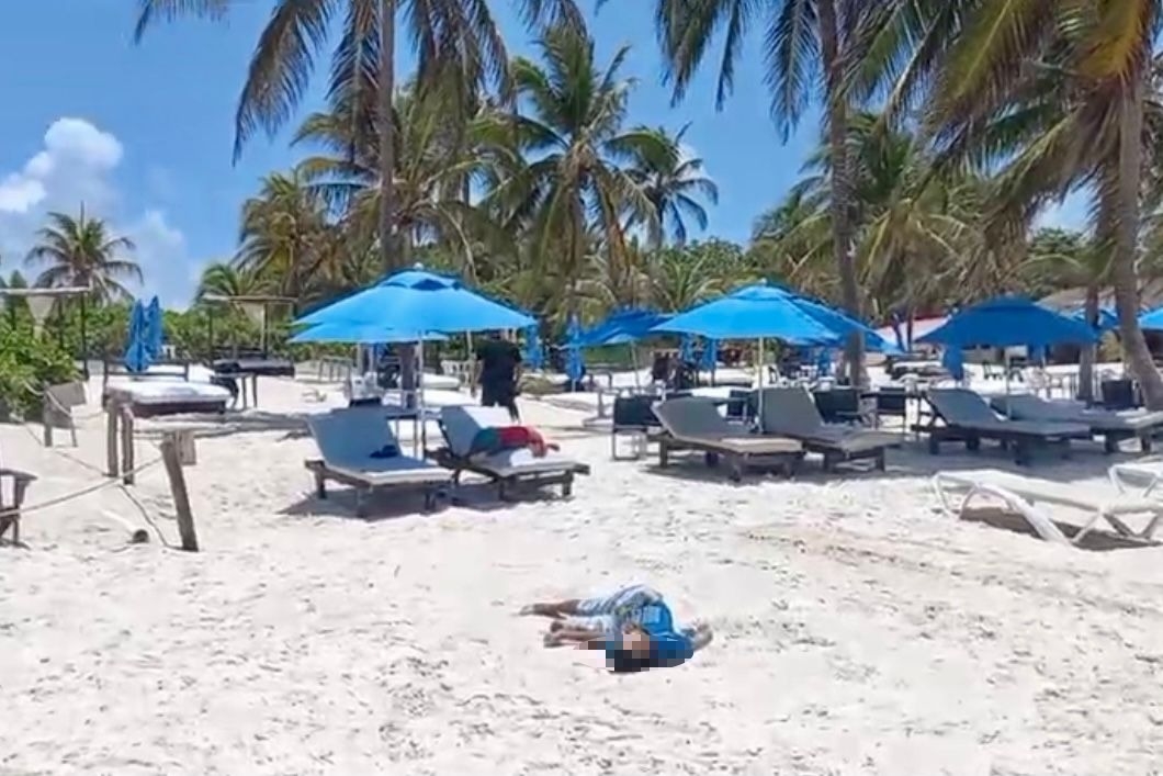 Una de las víctimas quedó postrada en un camastro, el otro cuerpo quedó tendido sobre la playa