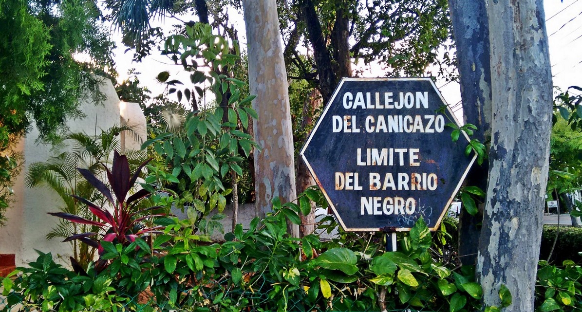 Este letrero se encuentra en la esquina del retorno Huachinango y la avenida Nader junto a una casa en forma de iglú que alberga una gran cantidad de recuerdos