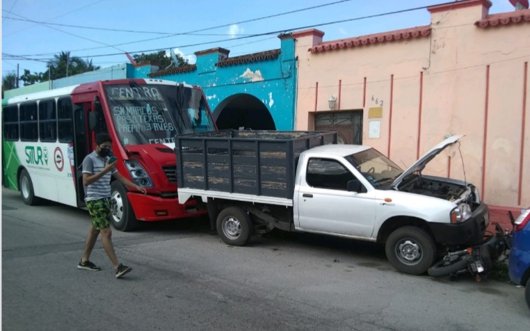 Conductor de autobús pierde el control y se impacta tras sufrir un malestar Conductor de autobús pierde el control y se impacta tras sufrir un malestar