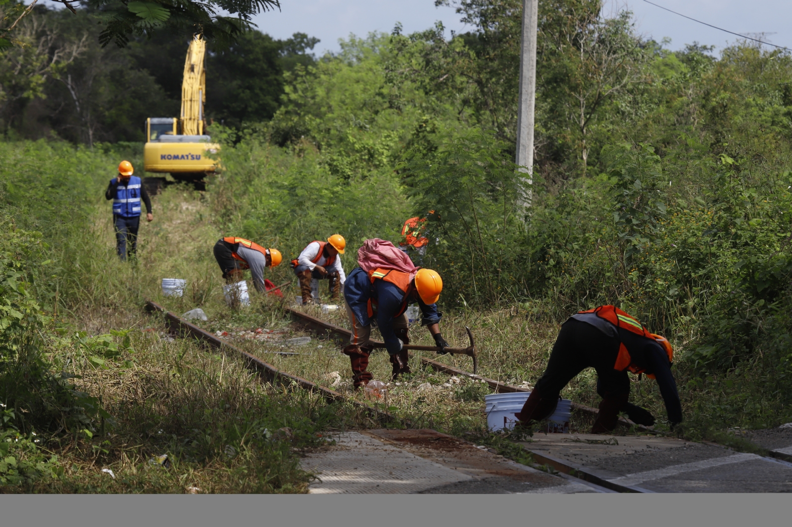 Delegado del INAH en Yucatán, Eduardo López Calzada, señaló que el trabajo de prospección y salvamento se realiza con apego a una metodología científica