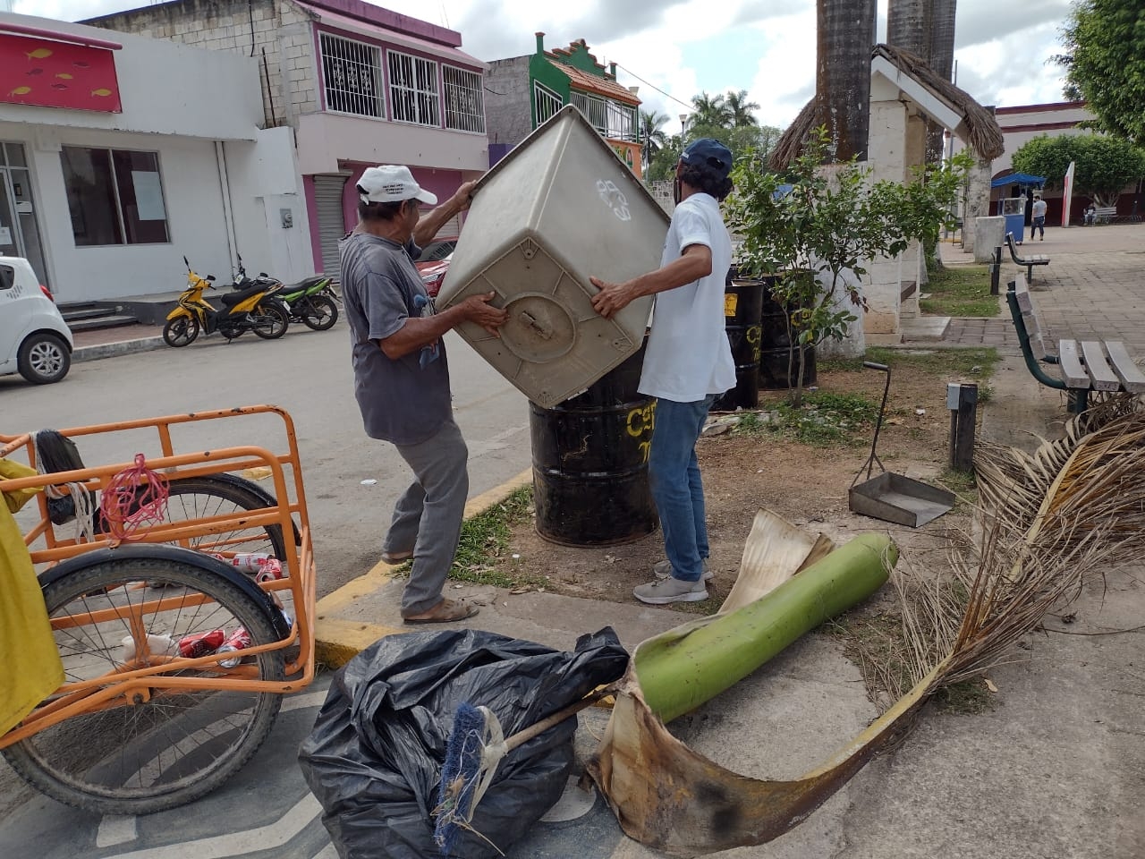 Solo existen dos recolectores de basura para todo el municipio Solo existen dos recolectores de basura para todo el municipio