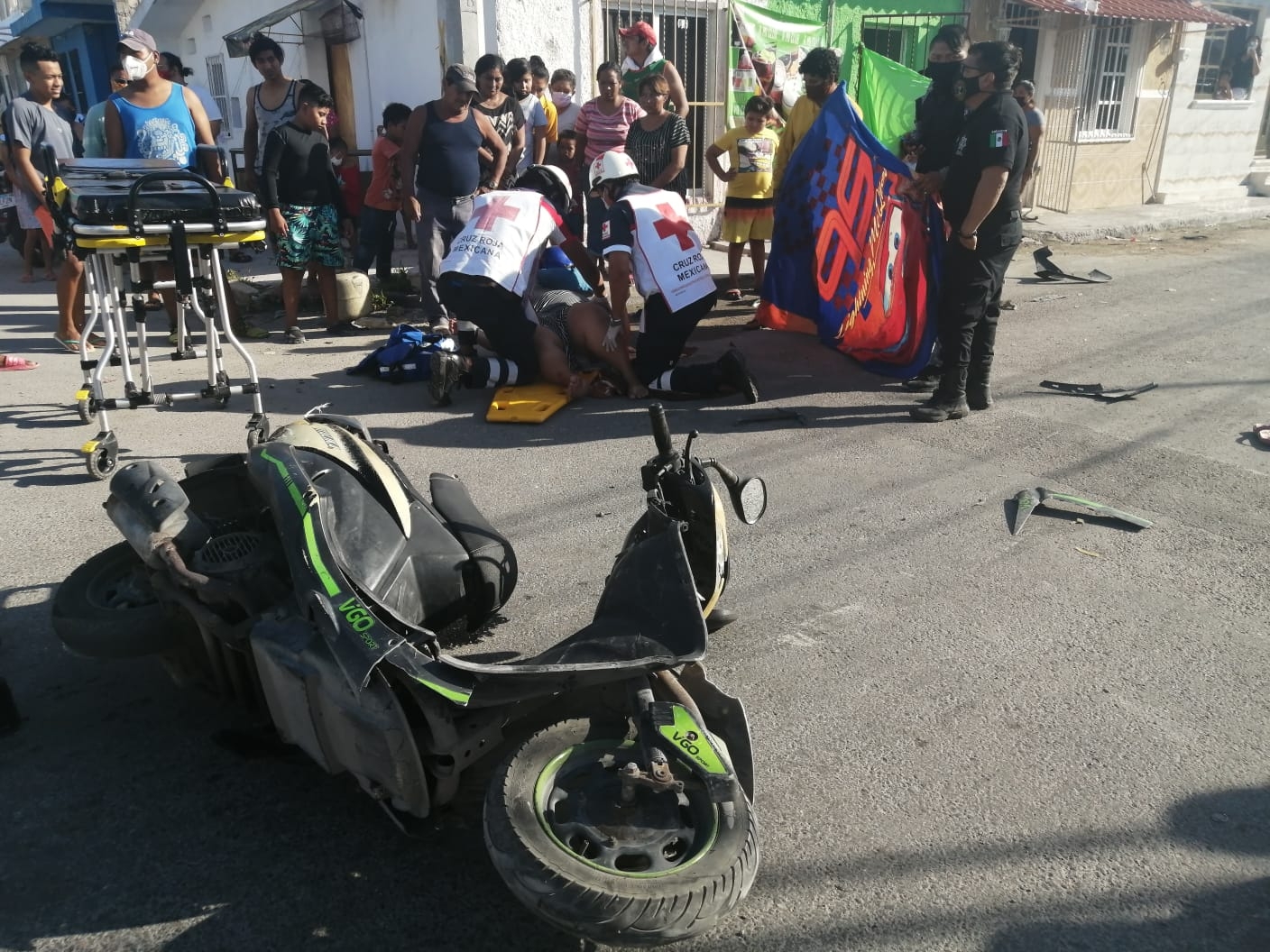 Mujer termina lesionada tras ser impactada por una patrulla polical luego de pasarse un alto