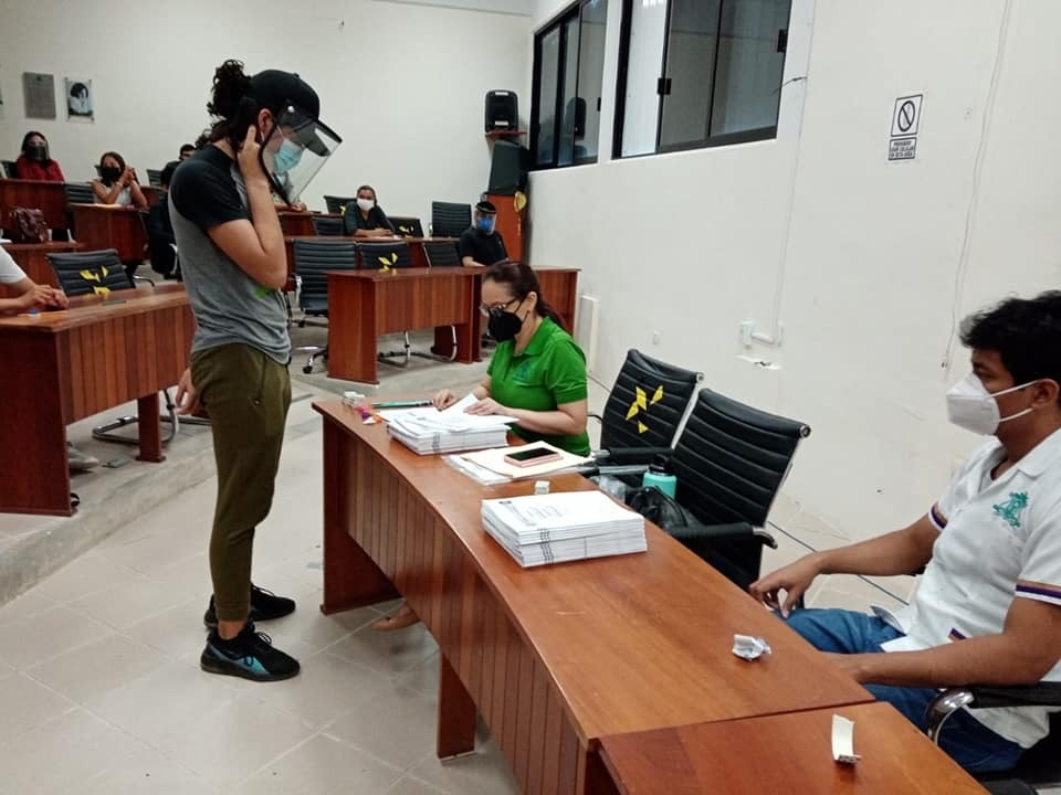 Los alumnos se presentaron con las medidas sanitarias requeridas contra el COVID-19 para entrar al recinto del examen Los alumnos se presentaron con las medidas sanitarias requeridas contra el COVID-19 para entrar al recinto del examen