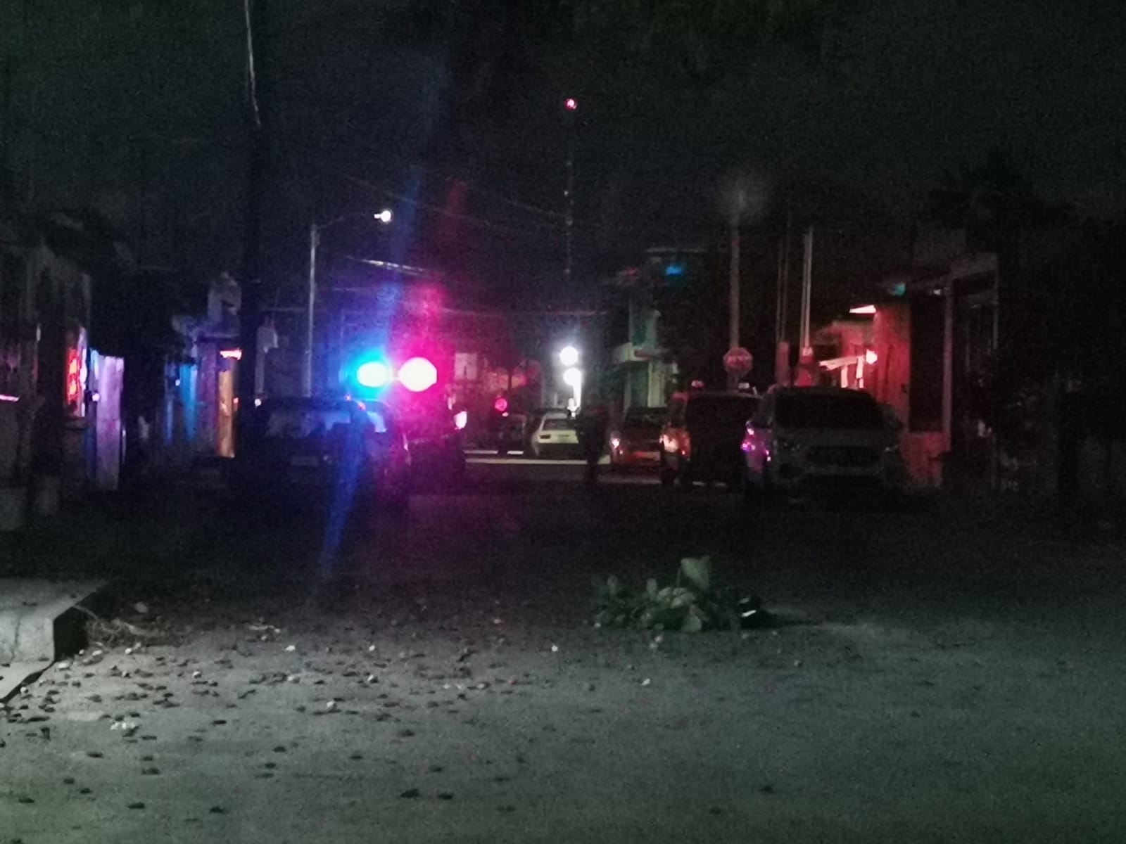 Familiares del ahora occiso comentaron que aproximadamente a las 22:00 horas tuvieron una fuerte discusión, lo que derivó en que el joven se encerrara en su habitación