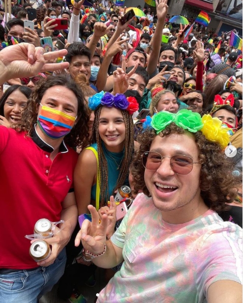 El influencer menciono en Instagram que se encontraba grabando algunas historias en la marcha para compartir con sus seguidores, cuando sintió que querían sacarle el celular del bolsillo