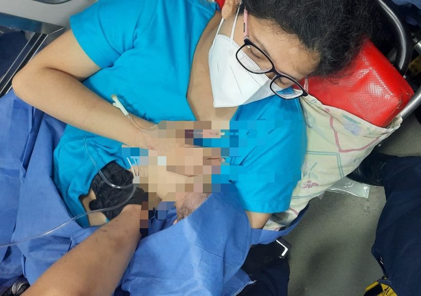 Mujer da a luz a una bebé a bordo de una ambulancia en Mérida
