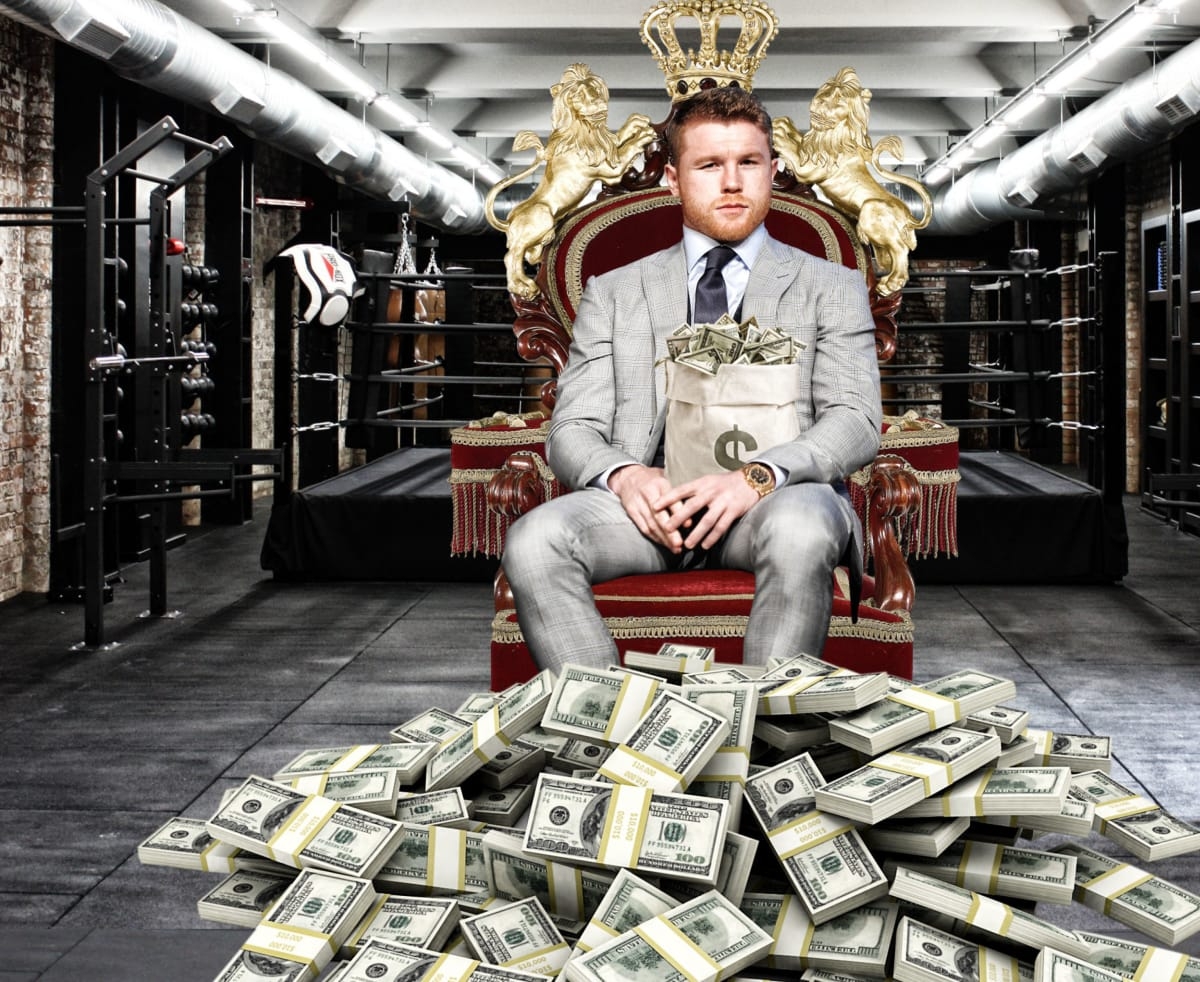 El mismo canelo fue el encargado de aventar el dinero al aire mientras que los invitados se agachaban y brincaban para recoger el dinero