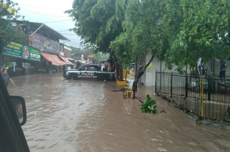 La Tormenta Tropical Enrique ha provocado mal tiempo en la zona del puerto de Acapulco, Guerrero.