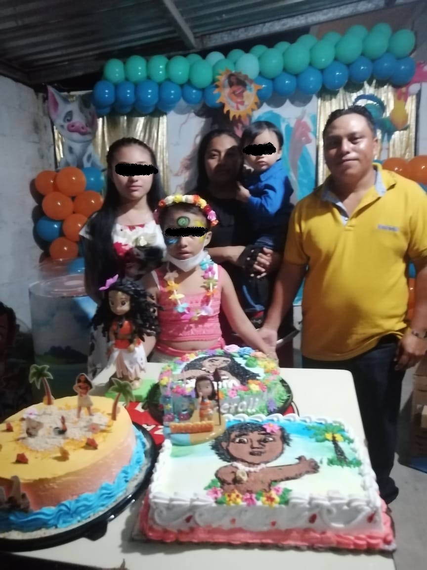 Jazmín es la segunda de tres hijos del matrimonio de Abigail y Juan