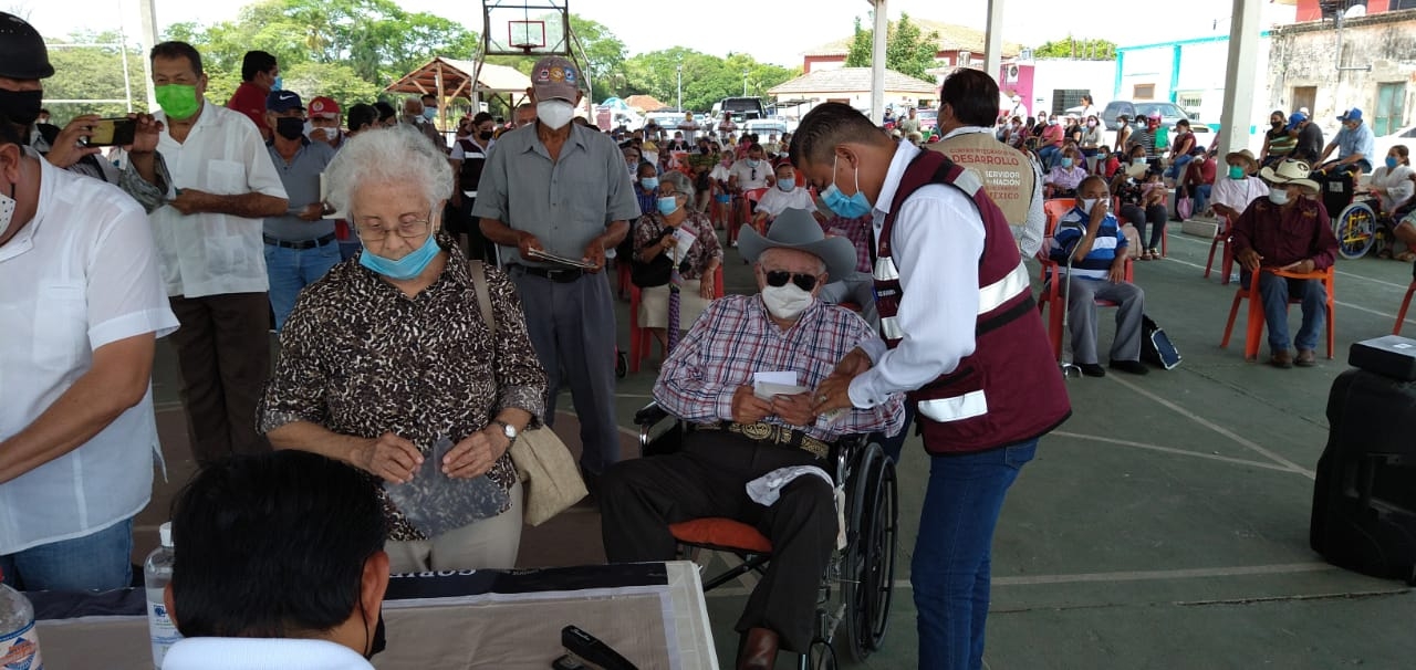 Adultos mayores de Palizada reciben su pensión bimestral tras esperar un retraso de varias horas