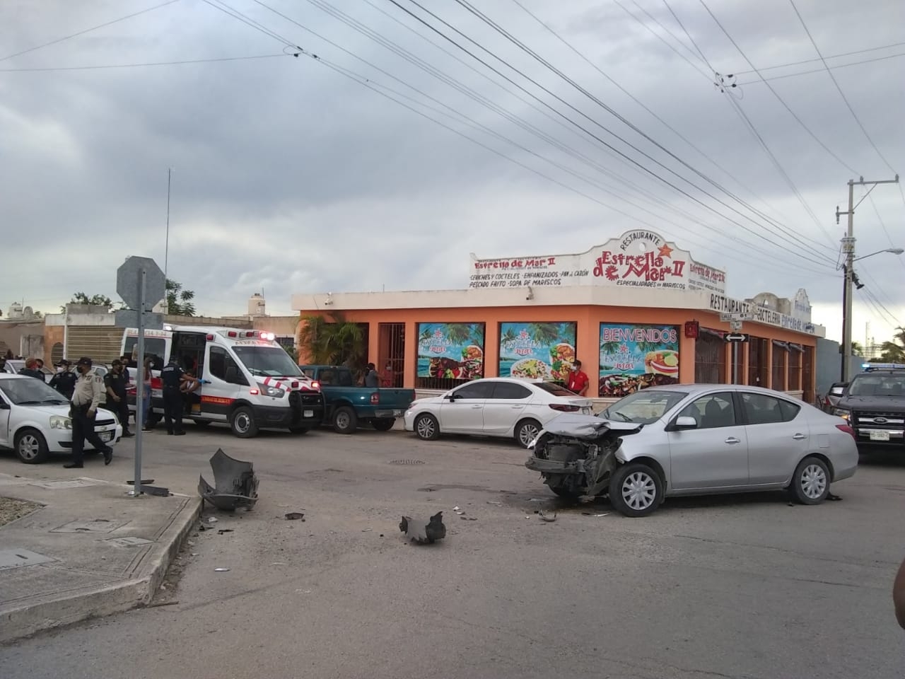 Dos autos estacionados también fueron impactados