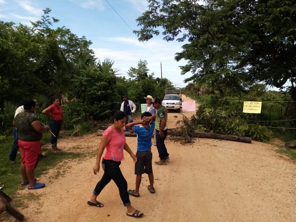Vecinos exigen que se repare la carretera que los volquetes han destrozado