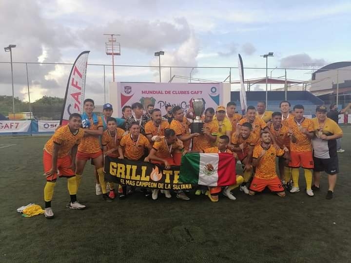 Los organizadores del evento hicieron entrega de los premios para ambos finalistas Los organizadores del evento hicieron entrega de los premios para ambos finalistas