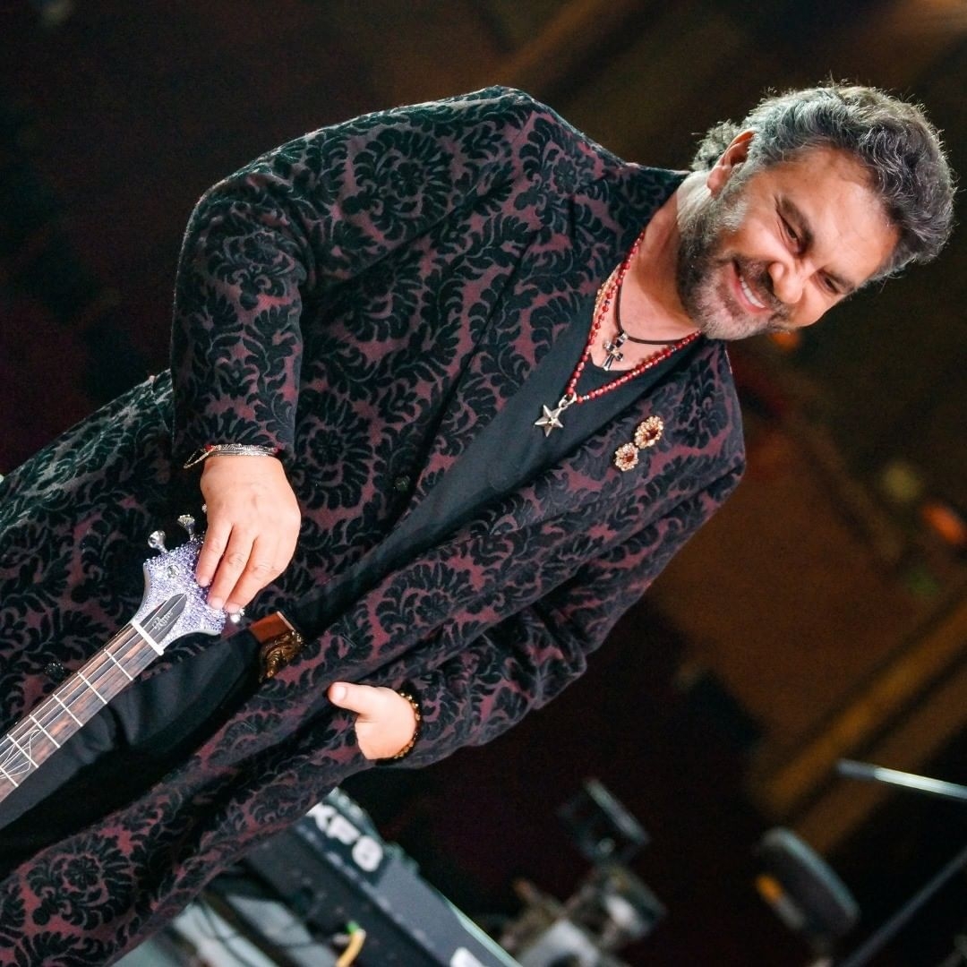 Las especulaciones no tardaron en aparecen al ver así al cantante de 63 años