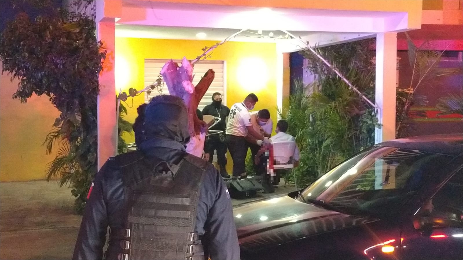 Luego de que le brindarán los primeros auxilios, el herido fue trasladado a un hospital para recibir la debida atención médica
Luego de que le brindarán los primeros auxilios, el herido fue trasladado a un hospital para recibir la debida atención médica
