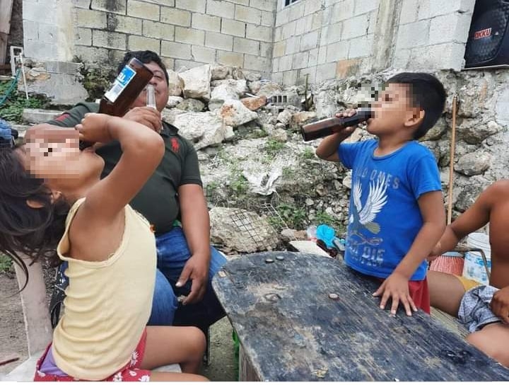 Niños ingiriendo alcohol ofrecido por sus propios padres