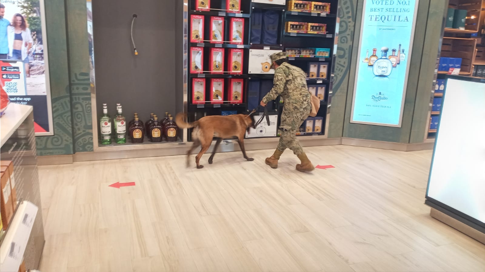El operativo contó con un binomio canino, entrenado para detectar alguna sustancia u objeto prohibido que pudiera generar algún riesgo en el lugar El operativo contó con un binomio canino, entrenado para detectar alguna sustancia u objeto prohibido que pudiera generar algún riesgo en el lugar