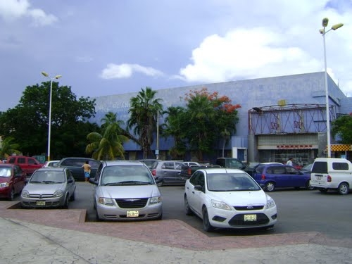Con la llegada de Cinépolis, el cine Blanquita vio su decadencia hasta que en 2002 cerró de manera definitiva