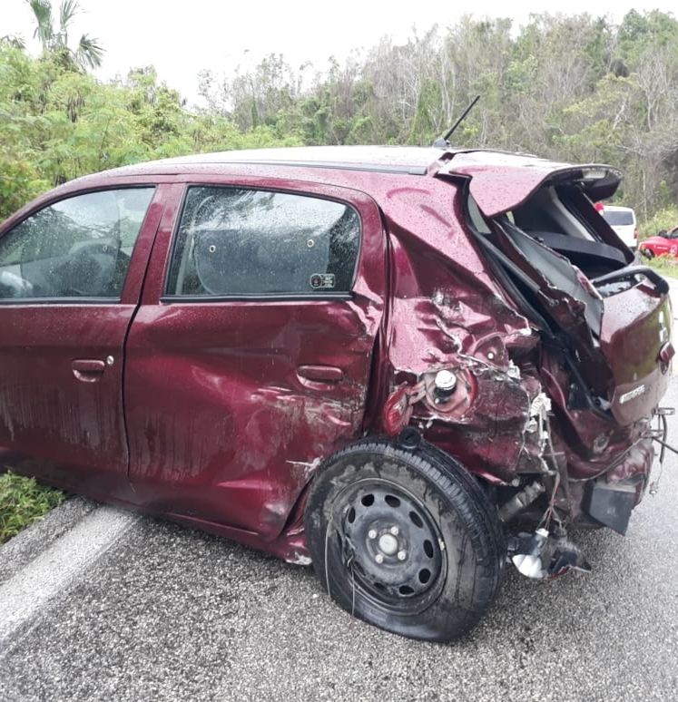Conductor derrapa y choca contra camioneta en carretera de José María Morelos
