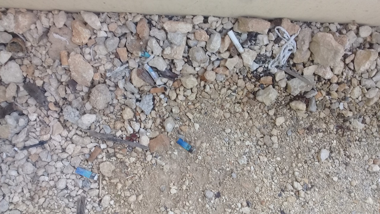 Ambientalistas aseguran que una sola colilla de cigarro en el mar es capaz de contaminar 50 litros de agua dulce y ocho litros de agua salada