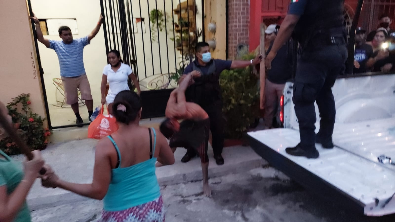 Vecinos agarran a palos a presunto ladrón em la colonia Primero de Mayo Vecinos agarran a palos a presunto ladrón em la colonia Primero de Mayo