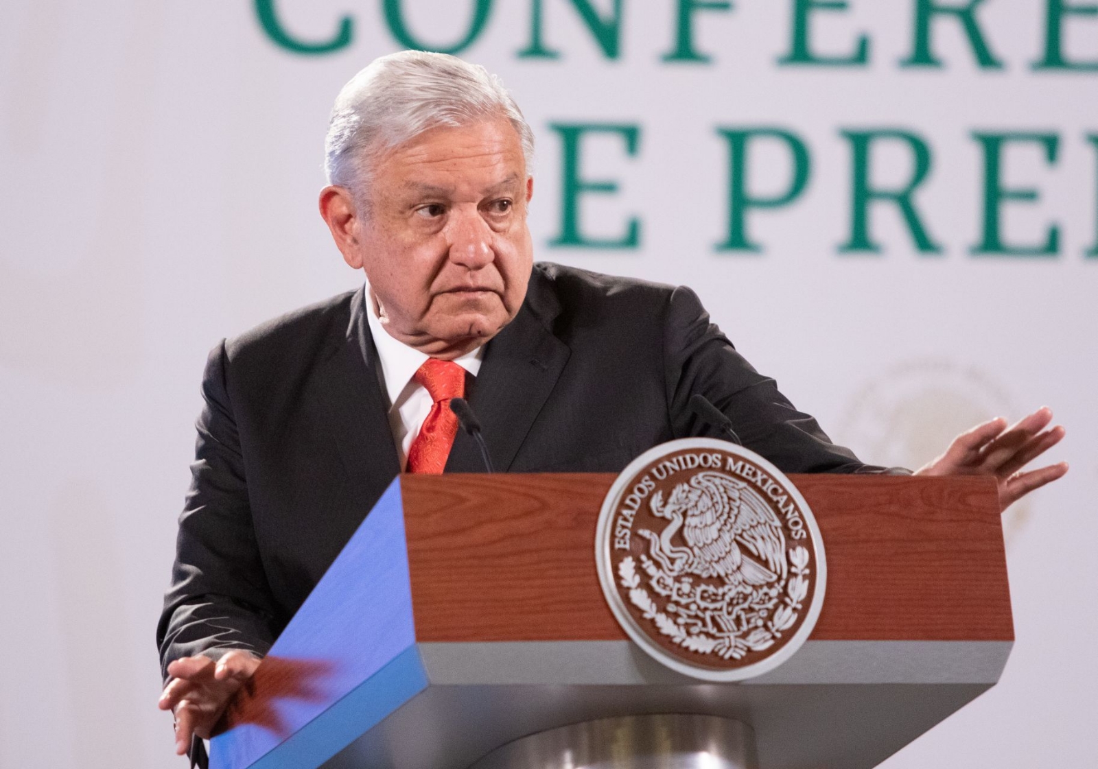 Al ser cuestionada su opinión respecto al tema, Andrés Manuel respondió: "Se acata y se cumple" Al ser cuestionada su opinión respecto al tema, Andrés Manuel respondió: "Se acata y se cumple"