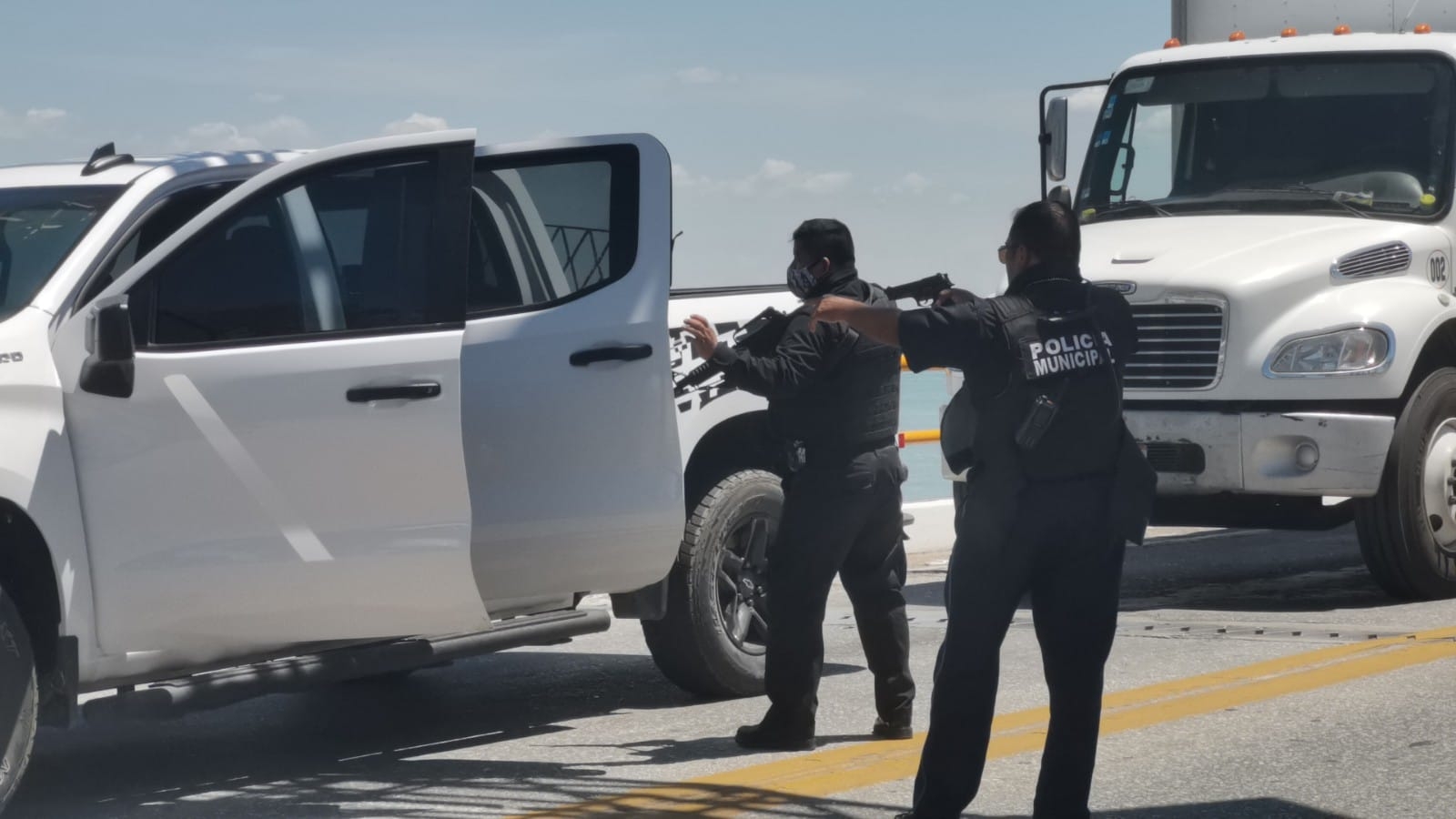 Las tres unidades fueron fuertemente revisadas por binomios caninos que se especializan en rastrear armas y droga Las tres unidades fueron fuertemente revisadas por binomios caninos que se especializan en rastrear armas y droga