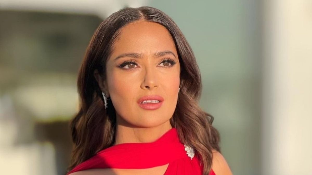 Salma Hayek es una de las mujeres más guapas del espectáculo, así lo dejó ver la actriz en su más reciente foto de Instagram, donde luce sin una gota de maquillaje disfrutando del sol en traje de baño