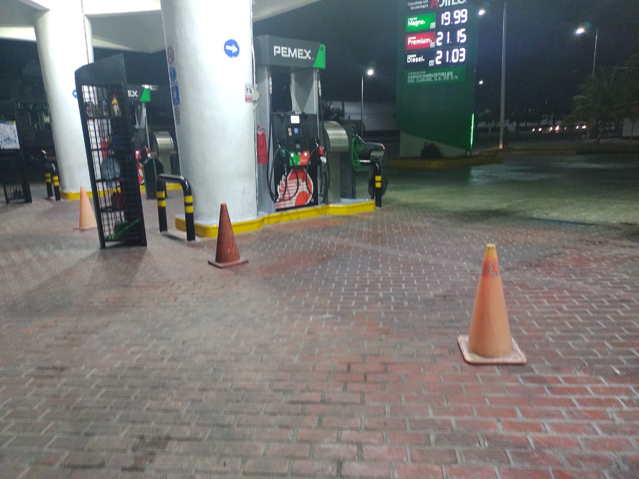 Despachadores de gasolina se mantienen en sus puestos sólo para avisar a los conductores que sigan su camino